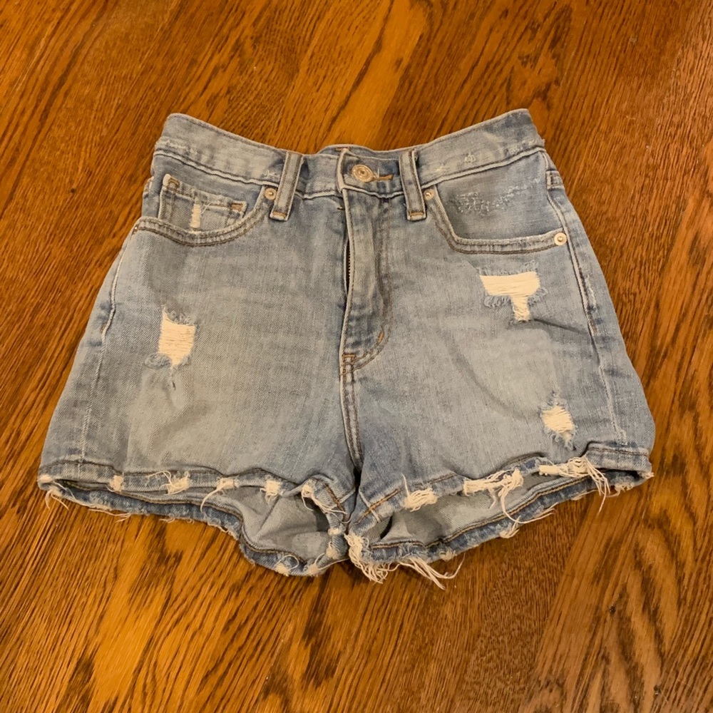 Distressed high waisted xs uniqlo Jean shorts.